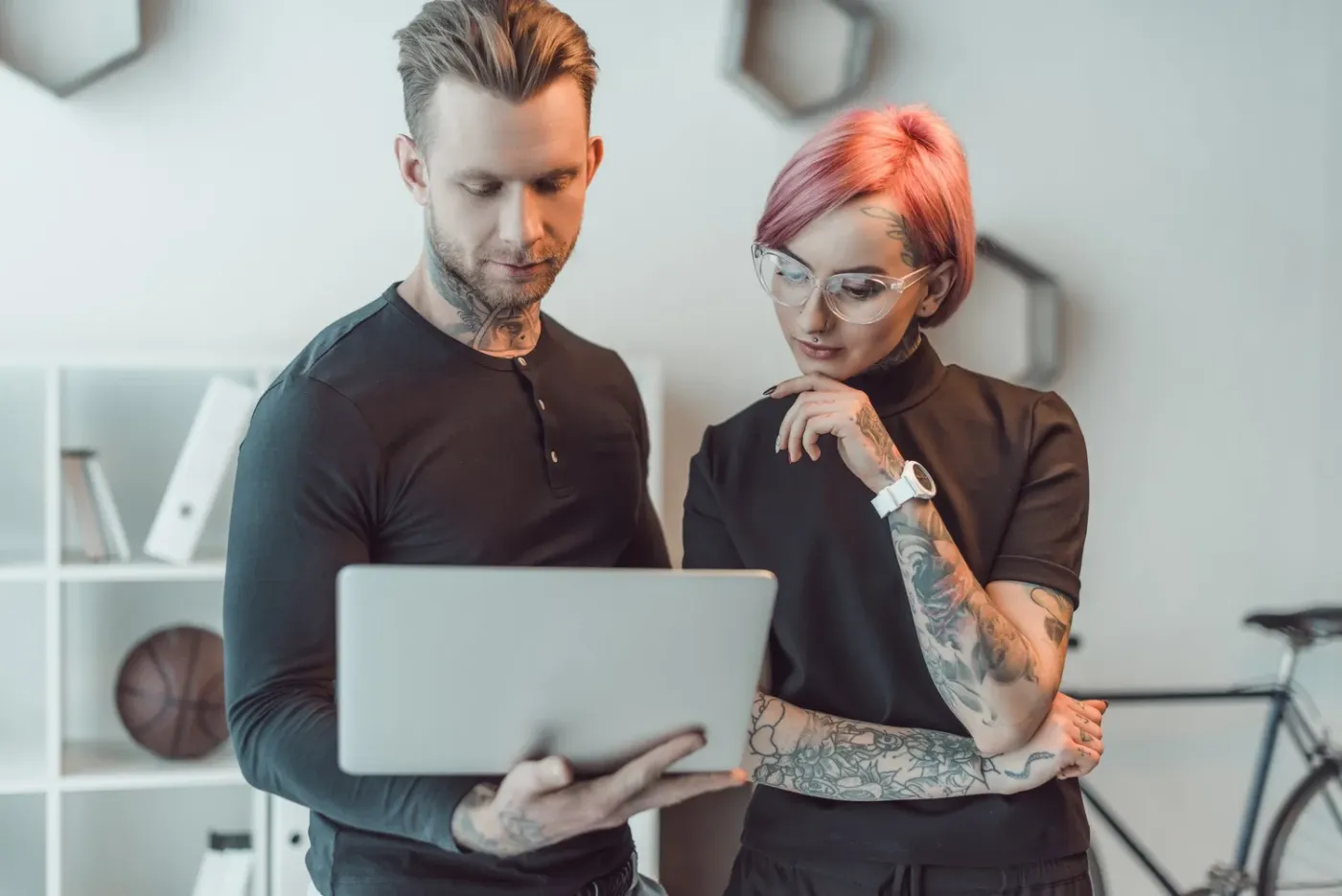 Softwareteam werkt samen achter een laptop